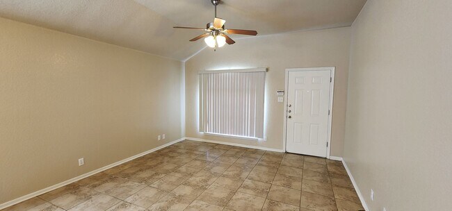 Building Photo - 3 Bedroom 2 bath Duplex South Killeen