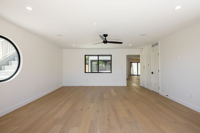 Building Photo - Gorgeous Fully Remodeled 5 Bedroom Home wi...
