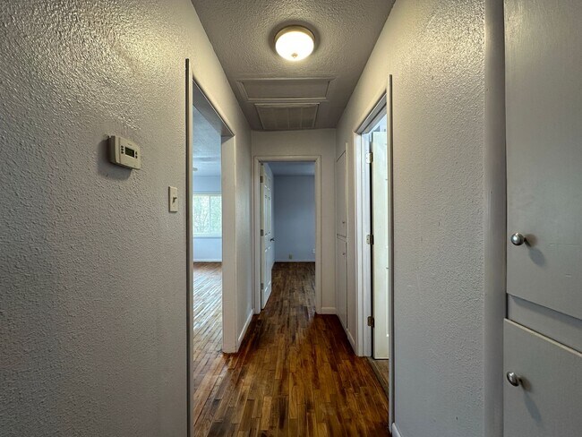 Building Photo - Charming 3 Bedroom / 2 Bathroom (1176 sf)