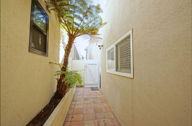 Building Photo - 320 24th Street