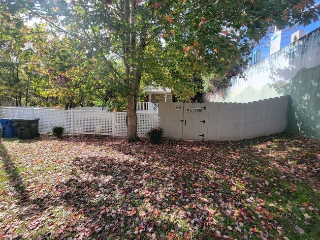 Building Photo - 33 Pigeon St