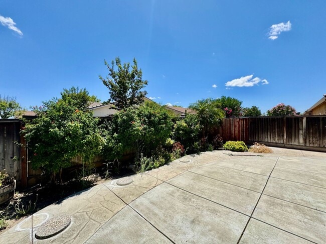 Building Photo - Is it Retirement Time for You? 3 Bedroom 2 Bath in a desirable gated community!