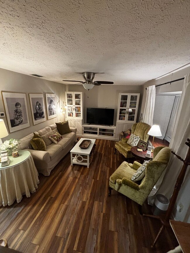 Building Photo - 3 Bedroom || 2.5 Bathroom - Townhome