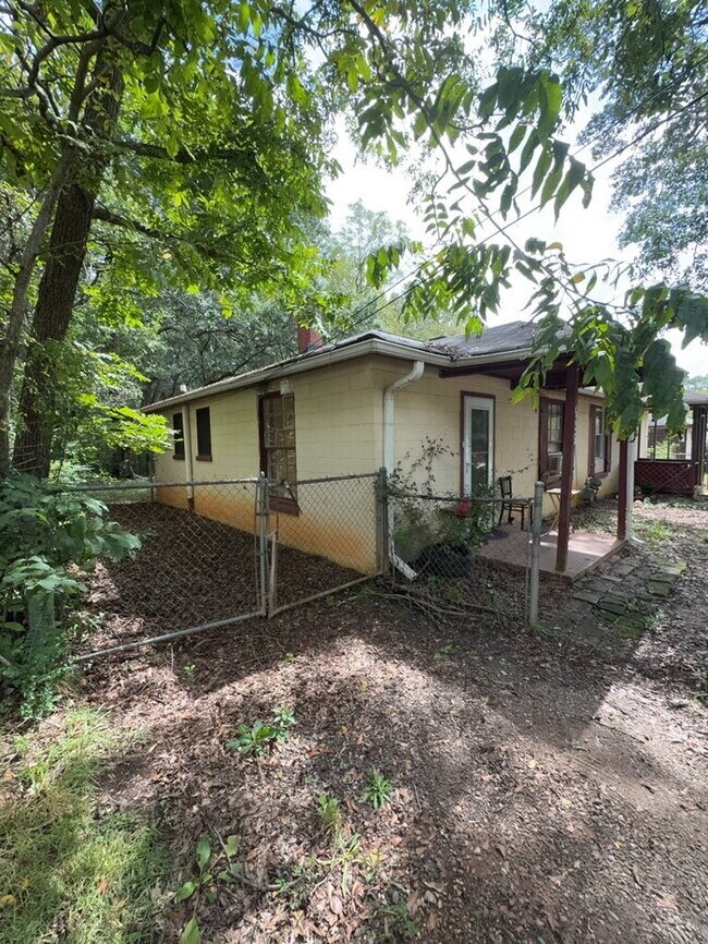 Building Photo - 2 Bedroom 1 Bathroom house in Spartanburg