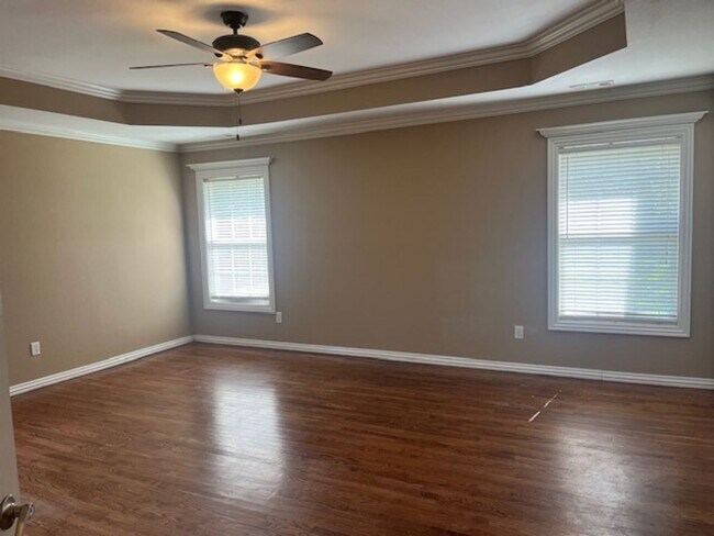 Building Photo - Bentonville 4 bedroom 3 car garage home near trails & Bentonville Square!