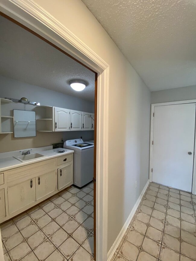 Building Photo - Cedar Hills - Desirable SE neighborhood 3/2/2