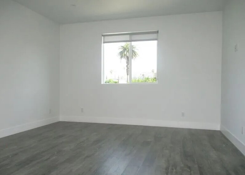 Building Photo - 1211 N Mariposa Ave