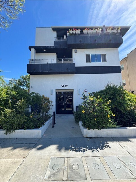 Building Photo - 5432 Hermitage Ave