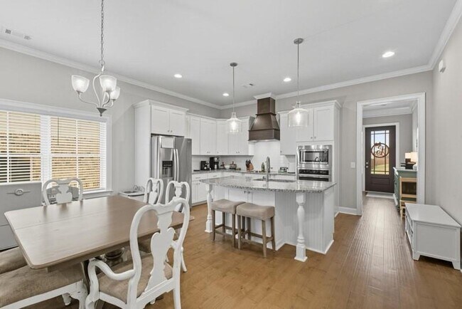 Building Photo - Exceptional Home in Donahue Ridge!