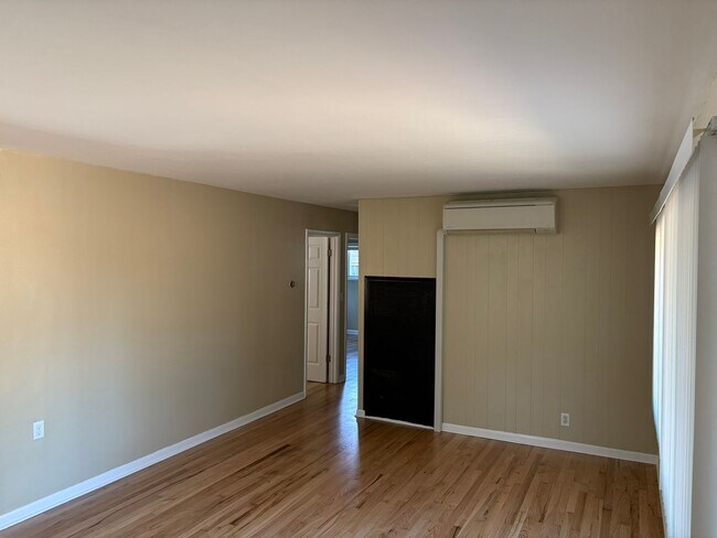 Building Photo - 3 bedroom/1 bath home with additional unat...