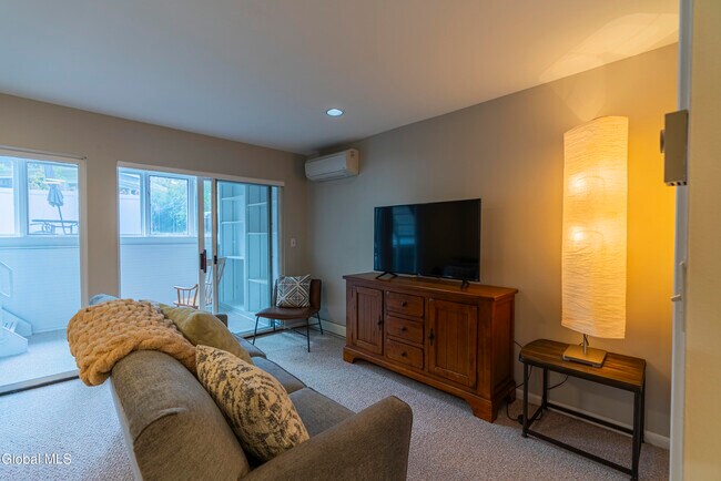 Building Photo - 28 White St