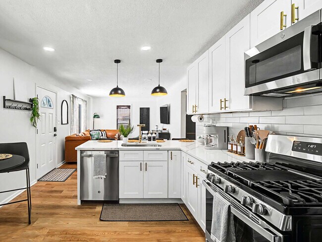 Building Photo - 5252 W 45th St