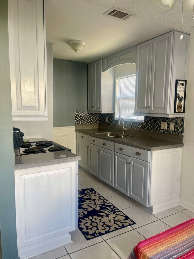 Building Photo - Discover Easy Florida Living in Holly Hill!