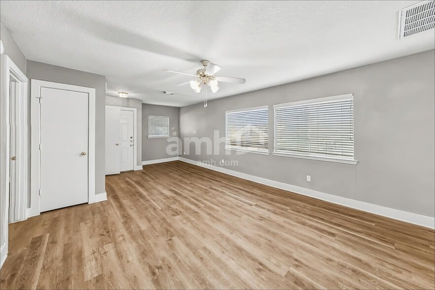 Building Photo - 833 Lightningbug Ln