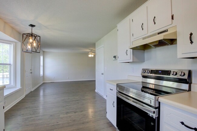 Building Photo - Sweet 3 bed 2 bath. Updated