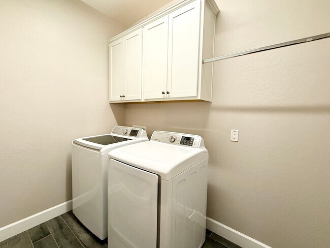 Building Photo - Gorgeous home in Chino Valley