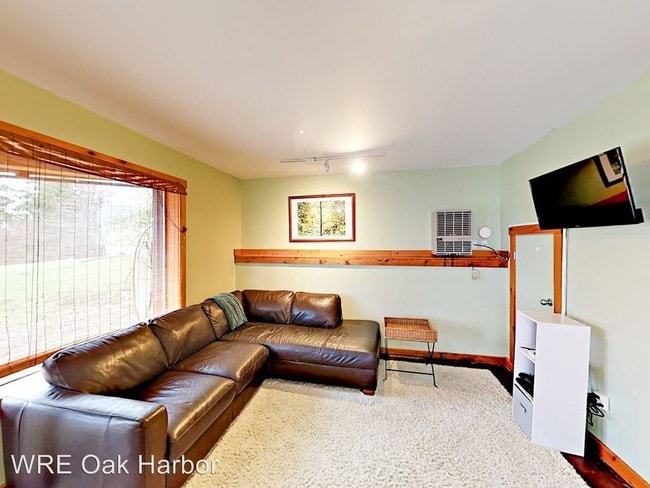 Building Photo - 1060 S Halsey Dr