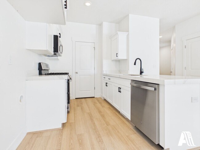 Building Photo - 447 E 650 N