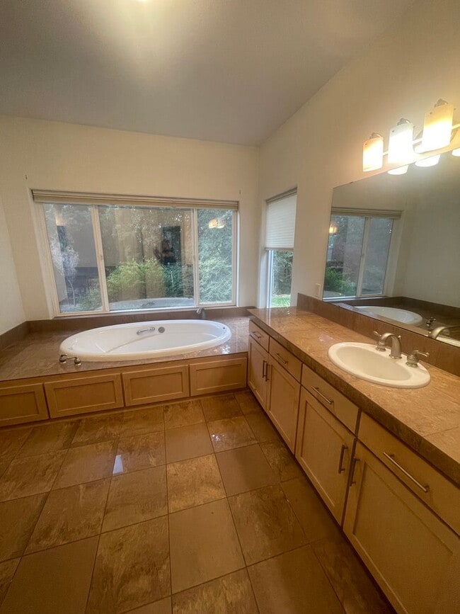 Building Photo - Beautiful 4 Bedroom on 2.5 Acres!