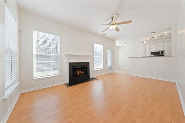 Building Photo - 3 Bed, 2.5 Bath House in Prime Durham Location