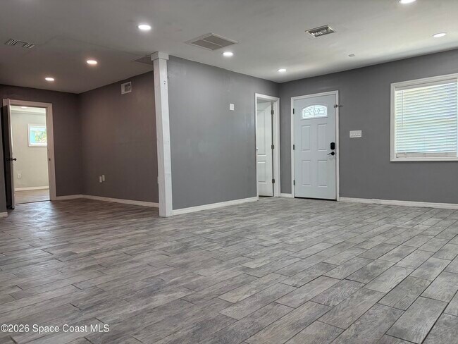 Building Photo - 491 Seacrest Ave