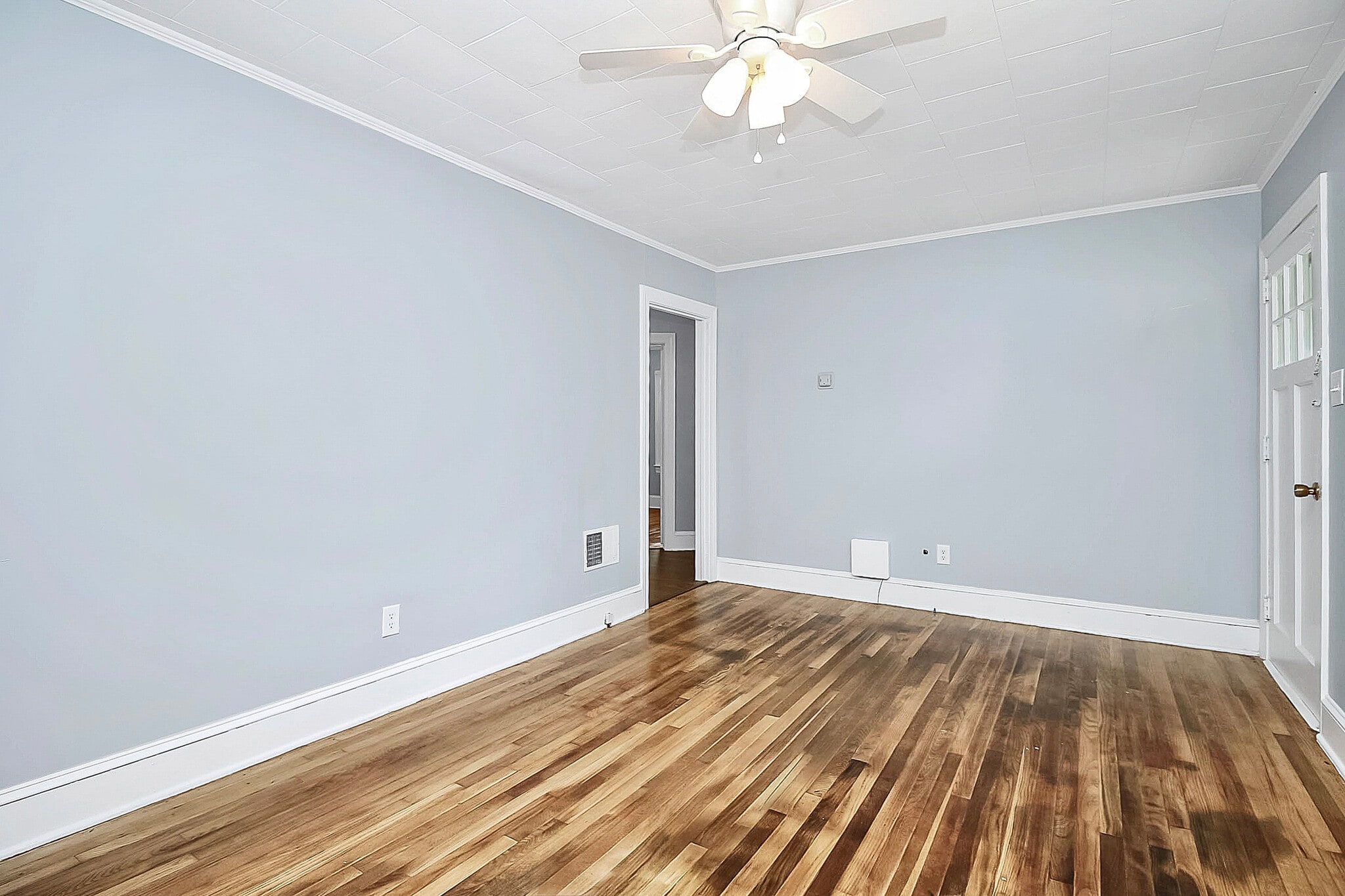 Living room - 616 E Iredell Ave