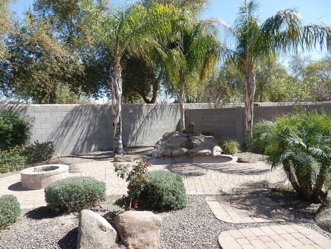 Building Photo - 3721 S Vineyard Ave