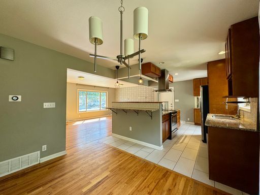 Building Photo - Large Single Family Home Available NOW!! ONE MONTH FREE!!