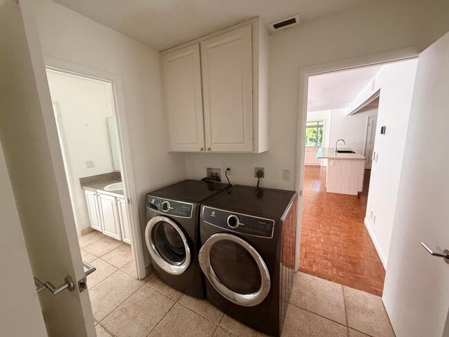 Building Photo - 2015 Notre Dame Dr