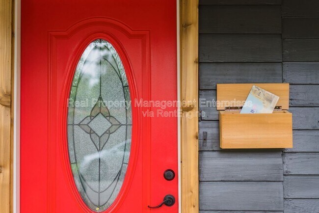 Building Photo - 1725 N McKinley Ave