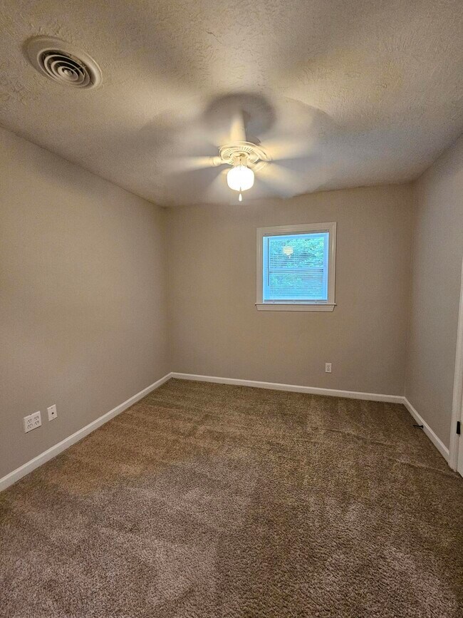 Building Photo - 3306 Tanglewood Dr