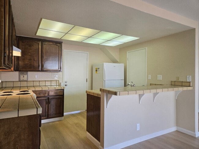 Building Photo - Spacious 2-Story Townhome, 2122 Sq Ft, End...