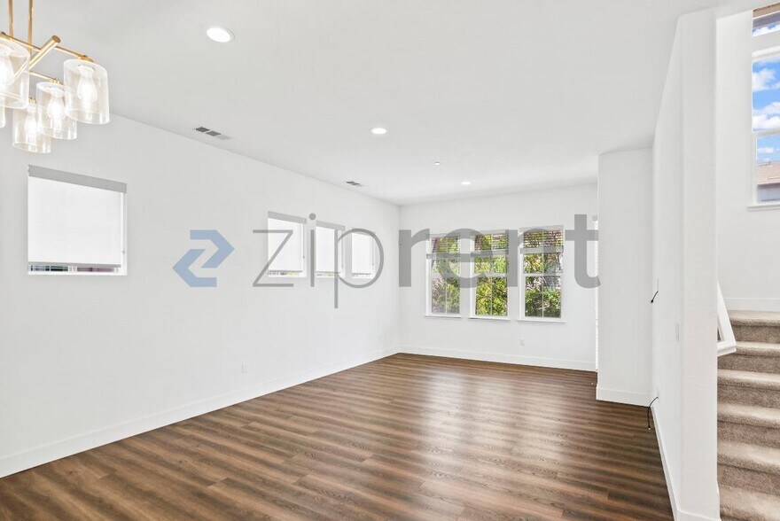 Building Photo - Unit