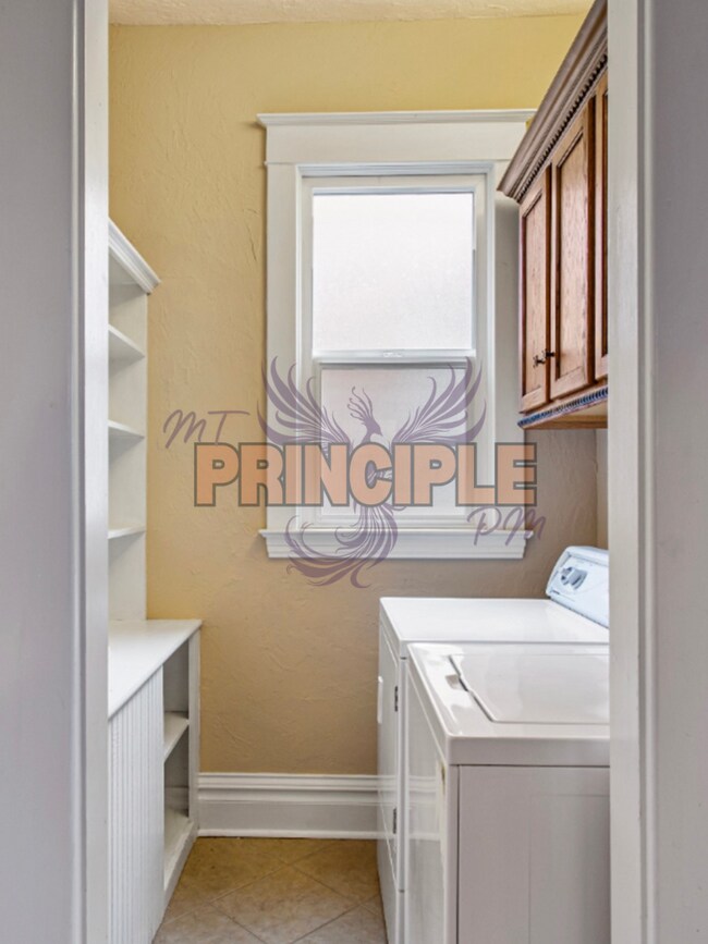 Building Photo - 820-822 W Silver