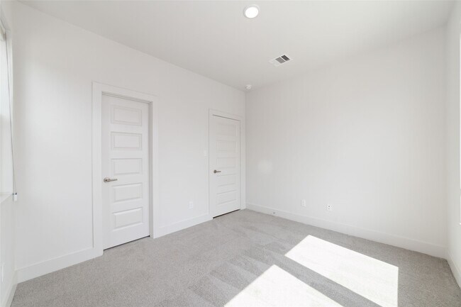 Building Photo - 3007 Ventas Dr