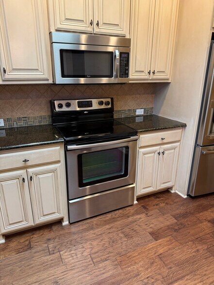 Building Photo - 5683 Hummingbird Ln