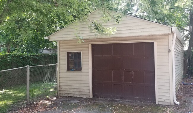 Building Photo - Old Brooklyn - 3 Bedroom Single Family Home