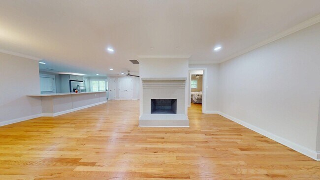Building Photo - Totally Updated Home on Oak Bowery