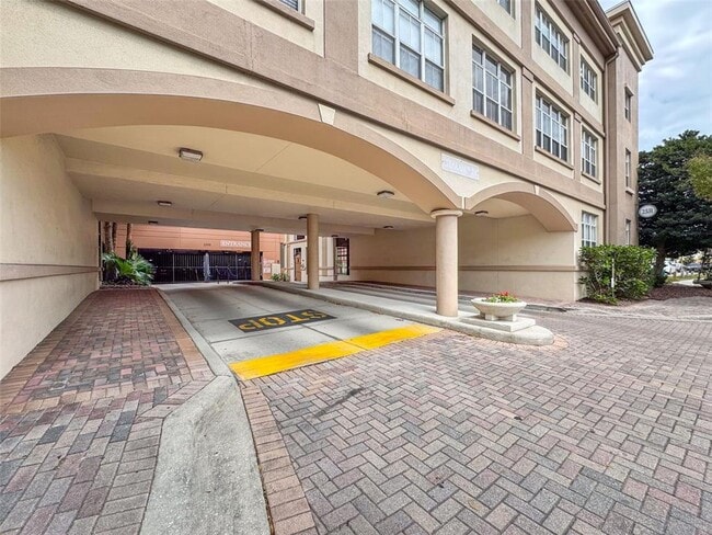 Building Photo - 2421 W Horatio St