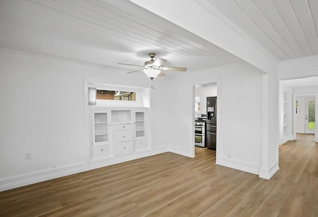 Building Photo - 3 Bedroom, 1 Bathroom Home – Ideal for Stu...