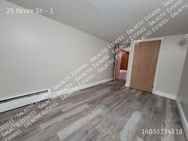 Building Photo - Super Spacious 4 bedroom 2 bath 2 levels o...