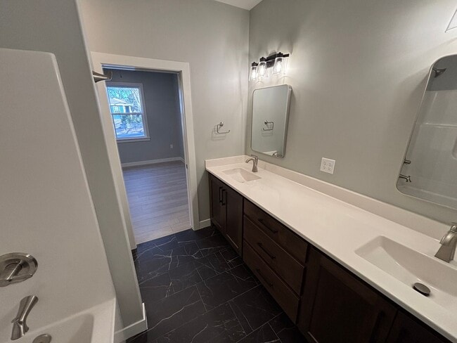 Building Photo - Stunning New Build in Central Manhattan! Available NOW!