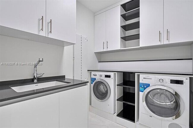 Building Photo - 300 Biscayne Blvd Way