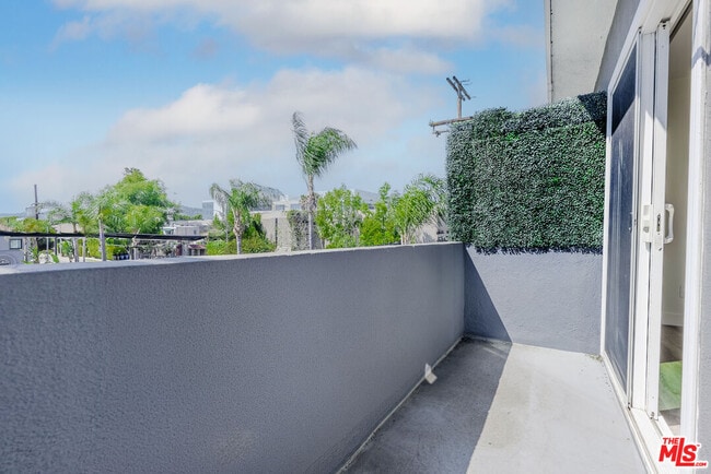 Building Photo - 6350 Willoughby Ave