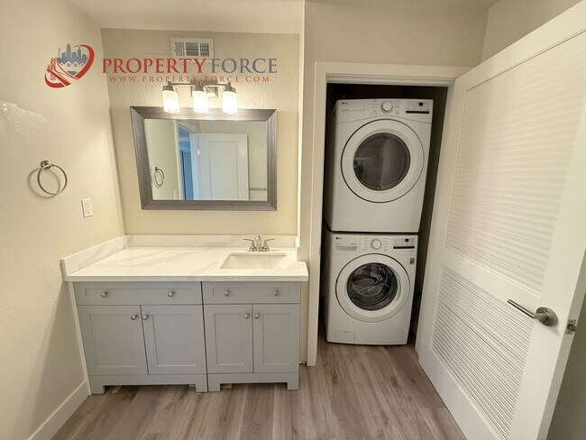 Building Photo - 946 Tamarack Ln