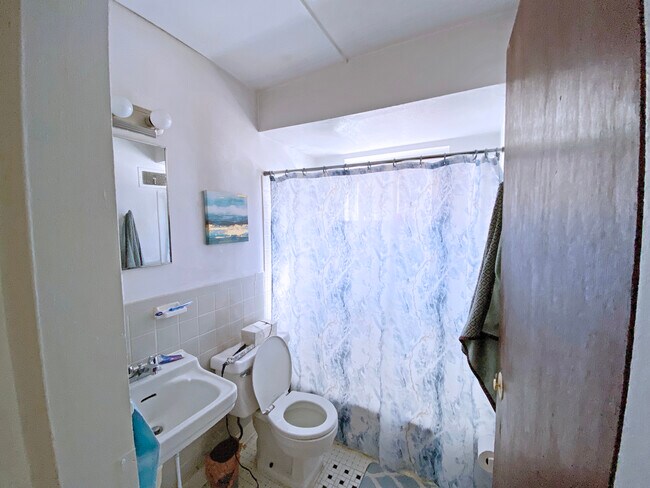Bathroom - 2000 Bellevue Ave