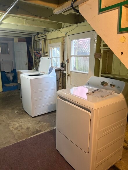 Building Photo - 657 Florence Ave