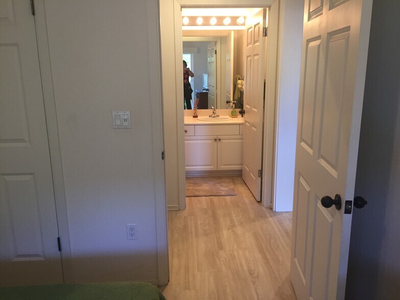 Guest Bath - 92-1212 Olani St