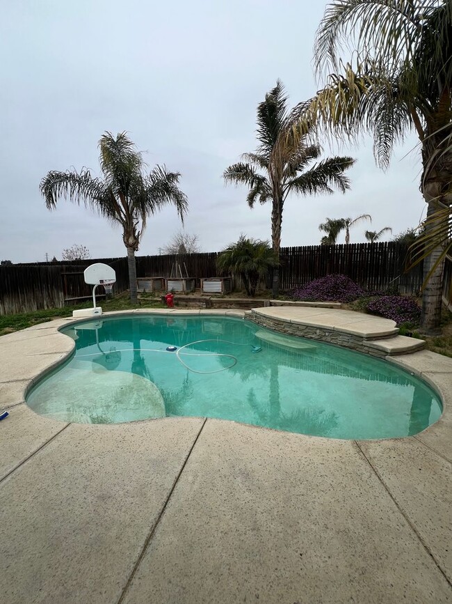 Building Photo - Northwest Home with Pool