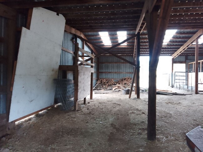 Building Photo - 4500 NW McLoughlin Dr